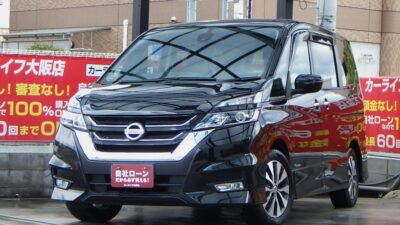 セレナハイブリッド　ハイウェイスター　Vセレクション　大人気27系セレナ入荷💨　2通りの開き方ができる「デュアルバックドア」で狭い場所でもお荷物が積みやすい🙌　後席はシートバックテーブル、各座席にUSB接続端子が付いており、どの席でも便利で快適にお乗りいただけます🤩　純正9インチ大画面ナビでBluetoothオーディオ接続可能🎶　フリップダウンモニターも搭載で後席の方も嬉しいですね🥳　🌜大阪店専用HPも要チェック❗carlifegroup.jp で検索🕵️‍♂️　Instagram・Twitter・TikTokも随時更新中❗❗🌛《1年保証付》