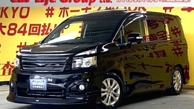 VOXY　ヴォクシー　ZS　【後期型】【カスタム】　希少サンルーフ🌞MODELLISTAスポイラー💫ローダウン🌈純正HDDナビ装備🎶地デジフルセグTＶ📺&ＤＶＤ📀CD💿走行中視聴可能😄👌後席フリップダウンモニター✨🔰運転に自信がない方や免許を取り立ての方でも安心バックカメラ付き🥰　スマートキー&プッシュスタートなので乗り込んでから発進までスムーズです🔑　🚪両側電動スライドドアで楽々オープン可能✨　👀ＨＩＤヘッドライト&フォグランプで夜間も明るく安全走行💡🔆　 ✨車検R8年8月迄🌈高速道路利用時大変便利なETC付きです🎶😆✨🌜TOKYO店専用HPにて更新中❗ carlifegroup.tokyo.jpで検索🕵️‍♂️🌛《1年保証付》