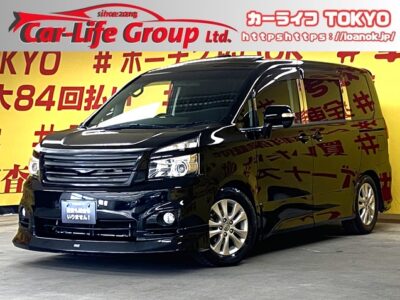 VOXY　ヴォクシー　ZS　【後期型】【カスタム】　希少サンルーフ🌞MODELLISTAスポイラー💫ローダウン🌈純正HDDナビ装備🎶地デジフルセグTＶ📺&ＤＶＤ📀CD💿走行中視聴可能😄👌後席フリップダウンモニター✨🔰運転に自信がない方や免許を取り立ての方でも安心バックカメラ付き🥰　スマートキー&プッシュスタートなので乗り込んでから発進までスムーズです🔑　🚪両側電動スライドドアで楽々オープン可能✨　👀ＨＩＤヘッドライト&フォグランプで夜間も明るく安全走行💡🔆　 ✨車検R8年8月迄🌈高速道路利用時大変便利なETC付きです🎶😆✨🌜TOKYO店専用HPにて更新中❗ carlifegroup.tokyo.jpで検索🕵️‍♂️🌛《1年保証付》