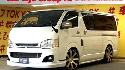 HIACE ハイエース　スーパーGL【3型】✨車検１年付✨社外ボンネット💫フルエアロ✨カロッツエリアメモリーナビ🗾　地デジフルセグTV📺Bluetooth📱DVD📀　ビルシュタイン製ショックアブソーバー＆ローダウン✨　後席フリップダウンモニター😆　両側スライドドア🚪専用ベットキット装備✨　高速道路使用時便利なETC装備👍夜間走行時でも明るいHIDヘッドライト&フォグ付き🔦　🌜TOKYO店専用HPにて更新中❗ carlifegroup.tokyo.jpで検索🕵️‍♂️🌛《1年保証付》