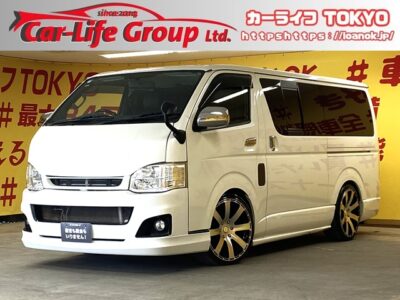 HIACE ハイエース　スーパーGL【3型】✨車検１年付✨社外ボンネット💫フルエアロ✨カロッツエリアメモリーナビ🗾　地デジフルセグTV📺Bluetooth📱DVD📀　ビルシュタイン製ショックアブソーバー＆ローダウン✨　後席フリップダウンモニター😆　両側スライドドア🚪専用ベットキット装備✨　高速道路使用時便利なETC装備👍夜間走行時でも明るいHIDヘッドライト&フォグ付き🔦　🌜TOKYO店専用HPにて更新中❗ carlifegroup.tokyo.jpで検索🕵️‍♂️🌛《1年保証付》