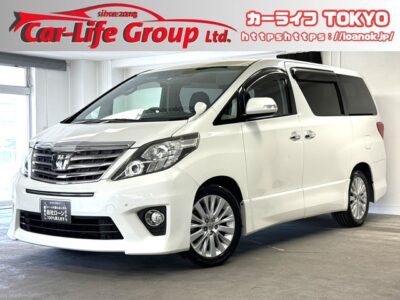 ALPHARD　アルファード　240S　【後期型】✨純正８インチＨＤＤナビ🗾ＤＶＤ📀Ｂｌｕｅｔｏｏｔｈ🎶📱📞フルセグＴＶ内蔵型📺走行中映像視聴可能👀フリップダウンモニター装備で後部座席でもエンタメが充実😆狭いところの運転も安心コーナーセンサー付き😊７人乗りキャプテンシートでオットマン付き💺車内でくつろぎ空間をお楽しみいただける素敵な１台💺Clazzioシートカバーで高級感ある仕上がりの1台です✨TOKYO店専用HPにて更新中❗ carlifegroup.tokyo.jpで検索🕵️‍♂️🌛【車検2年付】《1年保証》