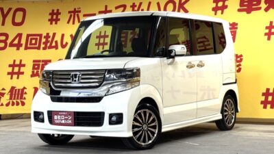 N-BOX　カスタム　Ｇターボパッケージ　【カスタム】✨幅広い世代から人気の＂Nシリーズ・ハイトワゴン入庫✨ターボ車で高速道路もスイスイ走ります🚗社外ヘッドライトで今主流のシーケンシャルウィンカー搭載🤩両側パワースライドドアで乗り降りラクラク、荷物の出し入れラクチン😊二列目は様々なシートアレンジ可能で使い勝手バツグン✨✨夜間でも明るいＨＩＤヘッドライト&LEDフォグランプ🔦デザイン性のあるブルーＬＥＤデイライト付！”車検２年付”🌜TOKYO店専用HPにて更新中❗ carlifegroup.tokyo.jpで検索🕵️‍♂️🌛《1年保証付》