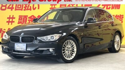BMW 320i ラグジュアリー🔥ターボ💫ブラウン本革シート🎵 純正HDDナビ(Bluetooth、DVD、CD)&バックカメラ付き✨クリアランスソナー機能✨ ミラーETC搭載✨ ステアリングスイッチ機能🍩 プッシュスタート&スマートキーで楽々エンジンスタート✨ 燃費向上!アイドリングストップ! 運転席シートメモリー機能&前席パワーシート😎 純正HIDヘッドライト&イカリング&フォグ🌞シートヒーター付🌜TOKYO店専用HPにて更新中❗ carlifegroup.tokyo.jpで検索🕵️♂️🌛《1年保証付》