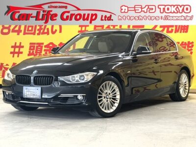 BMW　320i ラグジュアリー🔥ターボ💫ブラウン本革シート🎵　純正HDDナビ（Bluetooth、DVD、CD）&バックカメラ付き✨クリアランスソナー機能✨　ミラーETC搭載✨　ステアリングスイッチ機能🍩　プッシュスタート&スマートキーで楽々エンジンスタート✨　燃費向上！アイドリングストップ！　運転席シートメモリー機能&前席パワーシート😎　純正HIDヘッドライト&イカリング&フォグ🌞シートヒーター付🌜TOKYO店専用HPにて更新中❗ carlifegroup.tokyo.jpで検索🕵️‍♂️🌛《1年保証付》
