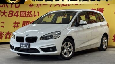 BMW 218d グランツアラー【総合評価優良】🔥クリーンディーゼルの2シリーズ🔥ディーゼルなので維持費お安め🎵 純正HDDナビ(Bluetooth、DVD、CD)&バックカメラ付き✨クリアランスソナー機能✨ ミラーETC搭載✨ ステアリングスイッチ機能🍩 プッシュスタート&スマートキーで楽々エンジンスタート✨ 燃費向上!アイドリングストップ🌍純正HIDヘッドライト&前後フォグランプで視認性抜群🔦🌈車検2年付🌈🌜TOKYO店専用HPにて更新中❗ carlifegroup.tokyo.jpで検索🕵️♂️🌛《1年保証付》
