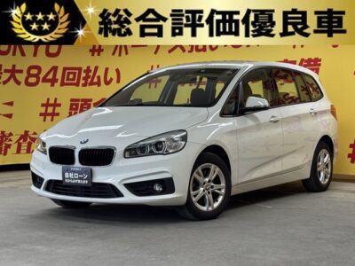 BMW　218d　グランツアラー【総合評価優良】🔥クリーンディーゼルの2シリーズ🔥ディーゼルなので維持費お安め🎵　純正HDDナビ（Bluetooth、DVD、CD）&バックカメラ付き✨クリアランスソナー機能✨　ミラーETC搭載✨　ステアリングスイッチ機能🍩　プッシュスタート&スマートキーで楽々エンジンスタート✨　燃費向上！アイドリングストップ🌍純正HIDヘッドライト&前後フォグランプで視認性抜群🔦🌈車検2年付🌈🌜TOKYO店専用HPにて更新中❗ carlifegroup.tokyo.jpで検索🕵️‍♂️🌛《1年保証付》