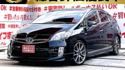 PRIUS　プリウス　Sツーリングセレクション【総合評価優良車】【カスタム】💎ブラックカラーのプリウス・ＬＥＤヘッドライトタイプ・ローダウン＆後期型テールレンズ装着・G’s純正１８インチAW装着済💎ハーフ３点エアロ付きでバッチリお決まり🎉😮燃費性能抜群のハイブリッドセダン・ＪＣ０８モード燃費３０．４ｋｍ／Ｌ🌿純正ＨＤＤナビ🗾ＤＶＤ📀Ｂｌｕｅｔｏｏｔｈ📱フルセグＴＶ内蔵型📺走行中映像視聴可能👍エレクトロニックスイッチシフト変更済🔘月々２万円台～ＯＫ😮🚗福岡店専用HPでも在庫確認可能‼✨ 【carlifegroup.fukuoka.jp/】で検索🕵️‍♂️
