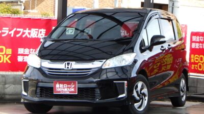 フリード　ハイブリッド　ジャストセレクション　6人乗りタイプのハイトコンパクトな5ナンバーワゴン🚗　月々の金額・ハイブリッドの燃費性能・1,500ccの排気量など、低コストに長けた1台です💰️　バックカメラ付きなので狭い場所での駐車も安心📸　ETCはビルトイン式なのでスッキリと収まっております🗾　クルーズコントロールで遠出の際でも楽々💨　両側パワースライドドアなのでファミリーカーとしても使い勝手抜群です✨️　🌜大阪店専用HPも要チェック❗carlifegroup.jp で検索🕵️‍♂️　Instagram・Twitter・TikTokも随時更新中❗❗🌛《1年保証付》