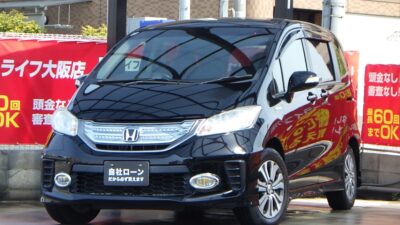 フリード　HV　ジャストセレクション　～3列シート7人乗りtype～　　両側パワースライドドアで乗り降り便利🙌　フルセグTV・DVD視聴やBluetoothオーディオも接続可能のナビ📱　コンパクトサイズながら7人乗りで人数も乗れます💺　ハーフレザーシートで高級感もあります👌　🌜大阪店専用HPも要チェック❗carlifegroup.jp で検索🕵️‍♂️　Instagram・Twitter・TikTokも随時更新中❗❗🌛《1年保証付》