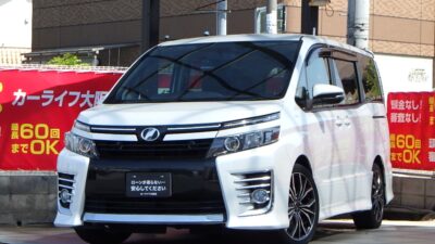 ヴォクシー　ZS　キャプテンシートの7人乗りタイプ🚗　9インチのBIGサイズナビで後席もフリップダウンモニター搭載✨　両側パワースライドドアで乗り降りも便利🙌　ZSグレードなので迫力のあるフロントマスクや社外18インチAW装着でインパクト抜群💥　🌜大阪店専用HPも要チェック❗carlifegroup.jp で検索🕵️‍♂️　Instagram・Twitter・TikTokも随時更新中❗❗🌛《1年保証付》