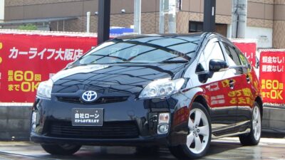 プリウス　Ｓツーリングセレクション　《ワンオーナー》　～前期型～　上位グレードのSツーリング🏁　ツーリンググレード専用の純正2連LEDヘッドライトで夜間でも即座に明るく安心です💡　DVD・フルセグTV視聴でBluetoothオーディオ接続可能のナビ🎶　バックカメラも付いており狭い場所での切り返しでもラクラクです📷️　ビルトインETC&ハイブリッドならではの燃費性能で遠出の際にも非常に便利です🗾　🌜大阪店専用HPも要チェック❗carlifegroup.jp で検索🕵️‍♂️　Instagram・Twitter・TikTokも随時更新中❗❗🌛《1年保証付》