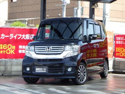 N-BOXカスタム　ターボ　SSパッケージ　《ユーザー買取車》　9インチ大画面サイズのナビでフルセグTV・DVD視聴、Bluetoothオーディオも接続可能📱　両側パワースライドドアで乗り降りも便利👏　後席は大人の方でもゆったりとお乗りいただけます💺　後席をフルフラットにすればお荷物もたくさん載せれます📦　バックカメラで駐停車も安心です😉　🌜大阪店専用HPも要チェック❗carlifegroup.jp で検索🕵️‍♂️　Instagram・Twitter・TikTokも随時更新中❗❗🌛《1年保証付》