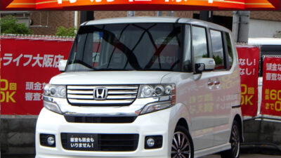N-BOX　カスタム　Gターボ　SSパッケージ　《特別仕様車グレード》　軽自動車人気No.1のハイトワゴン✨　両側パワースライドドアで乗り降りやお荷物の積み下ろしがラクラク📦　ターボの馬力で坂道や山道でもスイスイ走破できます🏁　高速道路ではクルーズコントロールを使用すれば楽に運転できちゃいます🗾　広い室内と豊富なシートアレンジで万能に使用できる軽自動車です🍀　🌜大阪店専用HPも要チェック❗carlifegroup.jp で検索🕵️‍♂️　Instagram・Twitter・TikTokも随時更新中❗❗🌛《1年保証付》