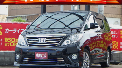 アルファード　240S　タイプゴールド　《特別仕様車グレード》　～後期型～　キャプテンシート＆オットマンの7人乗りtypeでハーフレザーシートなど高級感満載の1台✨　Bluetoothオーディオ接続可能のナビや後席フリップダウンモニター搭載でお子様がおられるご家庭にも嬉しいですね🥳　パワーバックドアでトランクの開閉も楽々👌　ワンランク上のアルファードです🔱　🌜大阪店専用HPも要チェック❗carlifegroup.jp で検索🕵️‍♂️　Instagram・Twitter・TikTokも随時更新中❗❗🌛《1年保証付》
