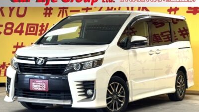 VOXY　ヴォクシー　ＺＳ　✨”大人気のパール🌈✨カラー入庫✨純正9インチＳＤナビ🗾ＤＶＤ💿CD📀Ｂｌｕｅｔｏｏｔｈ📞🎶地デジフルセグ📺走行中映像視聴可能👀✨⚡夜間も視界バッチリ💡ＬＥＤヘッドライト💡燃費もＯＫ🍃アイドリングストップ付🍃乗り降りがらくらく🎵ワンタッチオープナー😁✨両側パワースライドドア🍀らくらく開閉🚪１台で８人も乗れる魅力的な車両😍❗😁✨🌈車検２年付🌈💎TOKYO店専用HPにて更新中❗ carlifegroup.tokyo.jpで検索🕵️‍♂️🌛《1年保証》