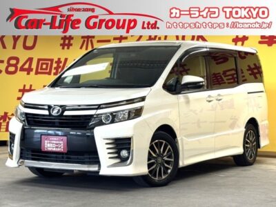 VOXY　ヴォクシー　ＺＳ　✨”大人気のパール🌈✨カラー入庫✨純正9インチＳＤナビ🗾ＤＶＤ💿CD📀Ｂｌｕｅｔｏｏｔｈ📞🎶地デジフルセグ📺走行中映像視聴可能👀✨⚡夜間も視界バッチリ💡ＬＥＤヘッドライト💡燃費もＯＫ🍃アイドリングストップ付🍃乗り降りがらくらく🎵ワンタッチオープナー😁✨両側パワースライドドア🍀らくらく開閉🚪１台で８人も乗れる魅力的な車両😍❗😁✨🌈車検２年付🌈💎TOKYO店専用HPにて更新中❗ carlifegroup.tokyo.jpで検索🕵️‍♂️🌛《1年保証》