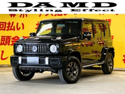 JIMNY NOMADE　ジムニー ノマド　FC　“little G.ADVANCE”【4WD】【カスタム】💎DAMD✕カーライフ＂新車コンプリートカー＂💎メルセデスベンツ・Gクラス（ゲレンデ）仕様💎アドバンスタイプ全国店頭在庫販売最速💎４１５COBRAのライトセーバーテールレンズを採用・シーケンシャルウインカータイプ😮🎉ジムニーシリーズ待望の5ドアが満を時してTOKYO店に再入庫いたしました🌈本格4WDとして機能性を突き詰めたインテリア✨アダプティブクルーズコントロール+デュアルブレーキサポート等SUZUKIの技術の結晶が詰まった1台です🔥燃費性能🌍に優れたK15B型エンジンが高い出力とトルクを発揮しサイズ感に負けない力強い走りを実現します🚗電子制御ブレーキLSDトラクションコントロール標準装備でどんな悪路もお任せください😁✌️ヒルホールドコントロール+ヒルディセントコントロールで登り坂も下り坂も安心して発進できます🔥🤩自社ローン・提携ローン💫各種オートローン完備💫 TOKYO店専用HPにて更新中❗ carlifegroup.tokyo.jpで検索🕵️‍♂️🌛