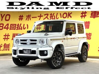 JIMNY ジムニー シエラ littleG ＪＣ 【カスタム】【４ＷＤ】＂ＤＡＭＤ✕カーライフ＂新車コンプリートカー＂メルセデスベンツ・Gクラス（ゲレンデ）仕様👑エアロパーツ界の雄であるDAMD（ダムド）が、メルセデス・ベンツ Gクラスのオマージュとして造り上げた「little G（リトルG）」両サイドの縦型LEDウィンカーがキリッと顔を引き立て✨大人気の新品ホワイトレターＡＴタイヤ装着済み⛰️最新型‼９インチの大画面📺ハイスペックAndroidナビ🌏アップルcarplayやAndroidAuto対応👌スマートフォンとペアリングも可能📲ネットに接続してYouTubeやネットフリックスなど視聴可能👀Bluetoothでミュージック再生OK🎶車検たっぷりＲ10年2月マデ☆フロントカメラ装備🌈✨🤩自社ローン・提携ローン💫各種オートローン完備💫 TOKYO店専用HPにて更新中❗ carlifegroup.tokyo.jpで検索🕵️‍♂️🌛