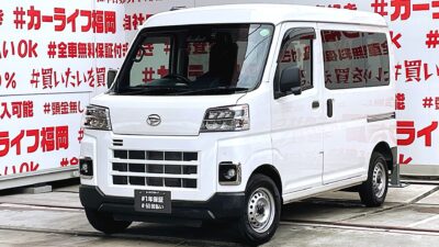 HIJET　ハイゼットカーゴ　デラックス＂令和６年式・走行１万ｋｍ台＂高年式・低走行【現行型】ハイゼット再入庫💎安心の運転支援・スマートアシスト機能付💎貨物車でも驚異の燃費性能🍃ＪＣ０８モード２０．５ｋｍ🍃純正メディアプレーヤー装着済🎶Ｂｌｕｅｔｏｏｔｈ📱📞フルセグＴＶ内蔵型📺走行中映像視聴可能👀純正スマートルームミラー装備📹純正ドライブレコーダー📹抜群の収納スペース・ルーフシェルフ付😊✨黒ナンバー(事業用)登録も追加料金なしで登録可能✨車検２年付💥🎉🚗福岡店専用HPでも在庫確認可能‼✨ 【carlifegroup.fukuoka.jp/】で検索🕵️‍♂️