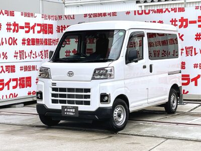 HIJET　ハイゼットカーゴ　デラックス＂令和６年式・走行１万ｋｍ台＂高年式・低走行【現行型】ハイゼット再入庫💎安心の運転支援・スマートアシスト機能付💎貨物車でも驚異の燃費性能🍃ＪＣ０８モード２０．５ｋｍ🍃純正メディアプレーヤー装着済🎶Ｂｌｕｅｔｏｏｔｈ📱📞フルセグＴＶ内蔵型📺走行中映像視聴可能👀純正スマートルームミラー装備📹純正ドライブレコーダー📹抜群の収納スペース・ルーフシェルフ付😊✨黒ナンバー(事業用)登録も追加料金なしで登録可能✨車検２年付💥🎉🚗福岡店専用HPでも在庫確認可能‼✨ 【carlifegroup.fukuoka.jp/】で検索🕵️‍♂️