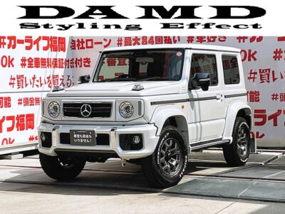 JIMNY ジムニー シエラ　littleG JC【カスタム】【４ＷＤ】DAMD✕カーライフ＂新車コンプリートカー＂💎メルセデスベンツ・Gクラス（ゲレンデ）仕様・オリジナリティの１台💎マイナーチェンジ改良後４型モデル＂💎リアソナーセンサー付💎人気殺到のパールカラー再入庫🌈メーカー保証付き✨ゲレンデ最大のポイント👆ボンネットウインカー付💡ジムニー専用・新品アンドロイドメディアタイプナビ🗾装着！Ｂｌｕｅｔｏｏｔｈ🎶📞ｉＰｈｏｎｅ ＣａｒＰｌａｙ　Ａｎｄｒｏｉｄ Ａｕｔｏ対応　ホワイトレーターＡＴタイヤでボリュームＵＰ・エアロで高級感と力強さもアピール🔥ベンツエンブレム装着済💎車検たっぷりのＲ１０年３月マデ😲自社ローン・提携ローン💰各種オートローン完備🏧🚗福岡店専用HPでも在庫確認可能‼✨ 【carlifegroup.fukuoka.jp/】で検索🕵️‍♂️