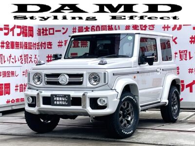 JIMNY ジムニー シエラ　littleG JC【カスタム】【４ＷＤ】DAMD✕カーライフ＂新車コンプリートカー＂💎メルセデスベンツ・Gクラス（ゲレンデ）仕様・オリジナリティの１台💎マイナーチェンジ改良後４型モデル＂💎リアソナーセンサー付💎人気殺到のパールカラー再入庫🌈メーカー保証付き✨ゲレンデ最大のポイント👆ボンネットウインカー付💡ジムニー専用・新品アンドロイドメディアタイプナビ🗾装着！Ｂｌｕｅｔｏｏｔｈ🎶📞ｉＰｈｏｎｅ ＣａｒＰｌａｙ　Ａｎｄｒｏｉｄ Ａｕｔｏ対応　ホワイトレーターＡＴタイヤでボリュームＵＰ・エアロで高級感と力強さもアピール🔥ベンツエンブレム装着済💎車検たっぷりのＲ１０年３月マデ😲自社ローン・提携ローン💰各種オートローン完備🏧🚗福岡店専用HPでも在庫確認可能‼✨ 【carlifegroup.fukuoka.jp/】で検索🕵️‍♂️
