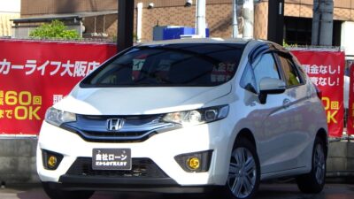 フィット　ハイブリッド　Lパッケージ　《ユーザー買取車》　カタログ燃費36.4km／Lの低燃費🍃　未来的で運転に集中できるコックピット空間や開放的な助手席、ロングドライブでも快適なリア席など、それぞれの空間に求められる機能と価値が徹底的に向上されています✨　ハーフレザーシートや革巻きステアリングなどパネルにも黒革が多く使われており高級感もあります💎　小回りも効くのでちょっとしたお出かけでもノンストレス🥳　🌜大阪店専用HPも要チェック❗carlifegroup.jp で検索🕵️‍♂️　Instagram・Twitter・TikTokも随時更新中❗❗🌛《1年保証付》