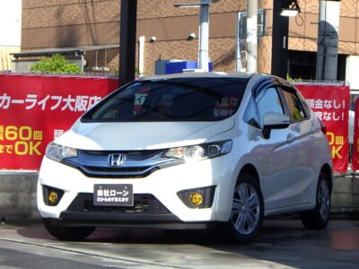 フィット　ハイブリッド　Lパッケージ　《ユーザー買取車》　カタログ燃費36.4km／Lの低燃費🍃　未来的で運転に集中できるコックピット空間や開放的な助手席、ロングドライブでも快適なリア席など、それぞれの空間に求められる機能と価値が徹底的に向上されています✨　ハーフレザーシートや革巻きステアリングなどパネルにも黒革が多く使われており高級感もあります💎　小回りも効くのでちょっとしたお出かけでもノンストレス🥳　🌜大阪店専用HPも要チェック❗carlifegroup.jp で検索🕵️‍♂️　Instagram・Twitter・TikTokも随時更新中❗❗🌛《1年保証付》