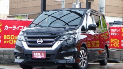 セレナハイブリッド　ハイウェイスター　クルマに触れずに開閉可能な「ハンズフリースライドドア」や2通りの開き方ができる「デュアルバックドア」搭載👏　後席はシートバックテーブル、各座席にUSB接続端子が付いており、どの席でも便利で快適にお乗りいただけます🤩　純正9インチ大画面ナビでBluetoothオーディオ接続可能🎶　フリップダウンモニターも搭載で後席の方も嬉しいですね🥳　🌜大阪店専用HPも要チェック❗carlifegroup.jp で検索🕵️‍♂️　Instagram・Twitter・TikTokも随時更新中❗❗🌛《1年保証付》