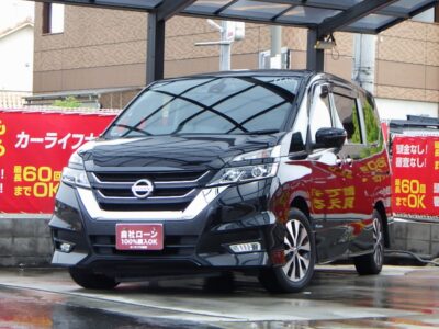 セレナ　ハイウェイスター　クルマに触れずに開閉可能な「ハンズフリースライドドア」や2通りの開き方ができる「デュアルバックドア」搭載👏　後席はシートバックテーブル、各座席にUSB接続端子が付いており、どの席でも便利で快適にお乗りいただけます🤩　純正9インチ大画面ナビでBluetoothオーディオ接続可能🎶　フリップダウンモニターも搭載で後席の方も嬉しいですね🥳　🌜大阪店専用HPも要チェック❗carlifegroup.jp で検索🕵️‍♂️　Instagram・Twitter・TikTokも随時更新中❗❗🌛《1年保証付》