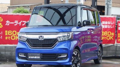 N-BOX　カスタム　G・L　ターボ　ホンダセンシング　オシャレなブルーメタリックカラー🔵　Bluetoothオーディオも接続可能の純正ナビ📱　先進の安全運転支援システムのホンダセンシング👏　ターボ搭載エンジンで力強い走りが可能です🔥　後席も驚くほど広い空間で大人の方でもゆったりお乗りいただけます💺　🌜大阪店専用HPも要チェック❗carlifegroup.jp で検索🕵️‍♂️　Instagram・Twitter・TikTokも随時更新中❗❗🌛《1年保証付》