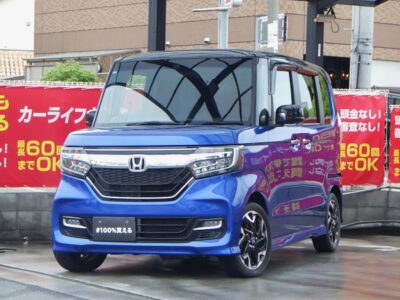 N-BOX　カスタム　G・L　ターボ　ホンダセンシング　オシャレなブルーメタリックカラー🔵　Bluetoothオーディオも接続可能の純正ナビ📱　先進の安全運転支援システムのホンダセンシング👏　ターボ搭載エンジンで力強い走りが可能です🔥　後席も驚くほど広い空間で大人の方でもゆったりお乗りいただけます💺　🌜大阪店専用HPも要チェック❗carlifegroup.jp で検索🕵️‍♂️　Instagram・Twitter・TikTokも随時更新中❗❗🌛《1年保証付》