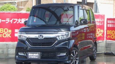 N-BOX　カスタム　G・L　ホンダセンシング　レーダークルーズコントロールやレーンキープアシスト、衝突軽減ブレーキなど軽自動車とは思えない豪華装備が盛り沢山✨️　後席は大人の方でもゆったり乗れ、ワンタッチでフルフラットにできて便利です🙌　フルセグTV･DVDやBluetoothオーディオも接続可能のナビ📺️📀　バックカメラや誤発進抑制機能で駐車時も安心です📸　🌜大阪店専用HPも要チェック❗carlifegroup.jp で検索🕵️‍♂️　Instagram・Twitter・TikTokも随時更新中❗❗🌛《1年保証付》