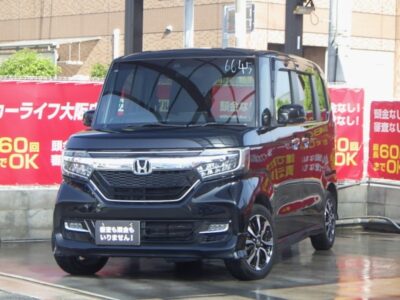 N-BOX　カスタム　G・L　ホンダセンシング　レーダークルーズコントロールやレーンキープアシスト、衝突軽減ブレーキなど軽自動車とは思えない豪華装備が盛り沢山✨️　後席は大人の方でもゆったり乗れ、ワンタッチでフルフラットにできて便利です🙌　フルセグTV･DVDやBluetoothオーディオも接続可能のナビ📺️📀　バックカメラや誤発進抑制機能で駐車時も安心です📸　🌜大阪店専用HPも要チェック❗carlifegroup.jp で検索🕵️‍♂️　Instagram・Twitter・TikTokも随時更新中❗❗🌛《1年保証付》