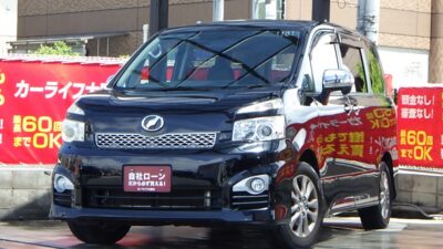 VOXY ヴォクシー ZS 煌Ⅱ 《特別仕様車グレード》  ~8人乗りtype~ 老若男女に人気でクールな印象をより高めている特別グレード✨ フルセグTV・DVD視聴可能のHDDナビでBluetoothオーディオも接続可能🎵 両側パワースライドドアで乗り降りも便利✌🏻 2列目キャプテンシート、ウォークスルー可能で車内の移動も楽々💺 左右独立のデュアルエアコンや革巻きステアリングなど装備も豊富です🌟 🌜大阪店専用HPも要チェック❗carlifegroup.jp で検索🕵️♂️ Instagram・Twitter・TikTokも随時更新中❗❗🌛《1年保証付》