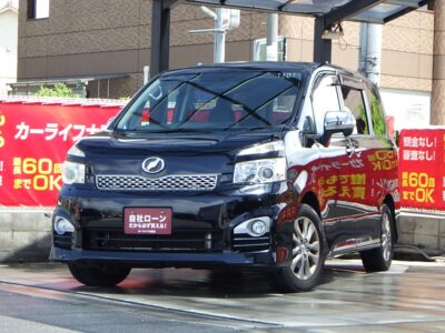 VOXY　ヴォクシー　ZS　煌Ⅱ　《特別仕様車グレード》　　～8人乗りtype～　老若男女に人気でクールな印象をより高めている特別グレード✨　フルセグTV・DVD視聴可能のHDDナビでBluetoothオーディオも接続可能🎵　両側パワースライドドアで乗り降りも便利✌🏻　2列目キャプテンシート、ウォークスルー可能で車内の移動も楽々💺　左右独立のデュアルエアコンや革巻きステアリングなど装備も豊富です🌟　🌜大阪店専用HPも要チェック❗carlifegroup.jp で検索🕵️‍♂️　Instagram・Twitter・TikTokも随時更新中❗❗🌛《1年保証付》