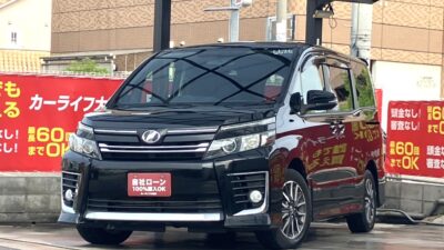 ヴォクシー　ZS　専用フロントフェンダーなどエアロ仕様の【ZS】グレードで存在感と重厚感のあるビジュアル⚡　Bluetoothオーディオも接続可能の純正SDナビ💿　左右独立で温度調整可能のデュアルエアコン🍃　両側パワースライドドアや後席はキャプテンシート、サンシェードなど装備も充実👌　🌜大阪店専用HPも要チェック❗carlifegroup.jp で検索🕵️‍♂️　Instagram・Twitter・TikTokも随時更新中❗❗🌛《1年保証付》