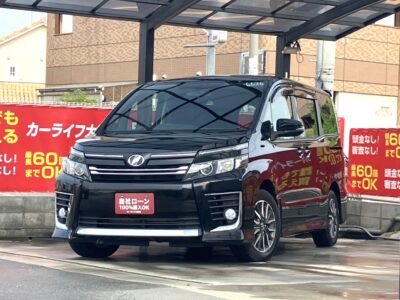 ヴォクシー　ZS　専用フロントフェンダーなどエアロ仕様の【ZS】グレードで存在感と重厚感のあるビジュアル⚡　Bluetoothオーディオも接続可能の純正SDナビ💿　左右独立で温度調整可能のデュアルエアコン🍃　両側パワースライドドアや後席はキャプテンシート、サンシェードなど装備も充実👌　🌜大阪店専用HPも要チェック❗carlifegroup.jp で検索🕵️‍♂️　Instagram・Twitter・TikTokも随時更新中❗❗🌛《1年保証付》