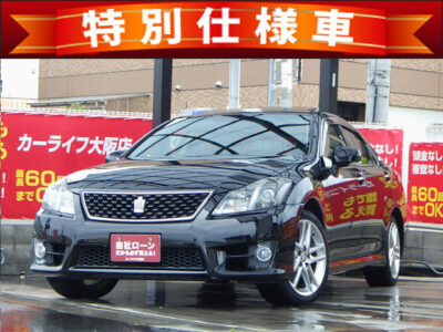クラウン　2.5アスリート　プレミアエディション　《特別仕様車グレード》　黒本革シートに赤ステッチの入ったレザーパネルなど内装は高級感溢れる車内👑　サンルーフで解放感もあり、Bluetoothオーディオ接続可能のHDDマルチナビなど王道装備も付いています🔱　前席シートヒーター&エアーで年中快適にお過ごしいただけます💺　一段と魅力的な仕様となった「走り」のアスリートです✨　🌜大阪店専用HPも要チェック❗carlifegroup.jp で検索🕵️‍♂️　Instagram・Twitter・TikTokも随時更新中❗❗🌛《1年保証付》