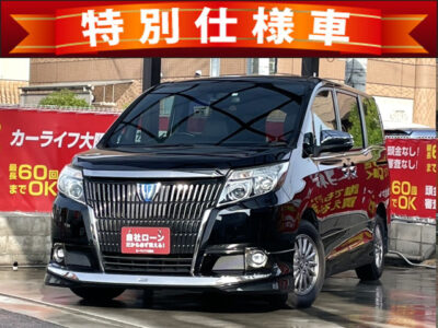 エスクァイア　ハイブリッド　Gi　ブラックテーラード　《特別仕様車グレード》　★最上級グレード★　～ワンランク上の高級感～　ブラックを基調とした内外装デザインのブラックテーラード✨　レザーシートやシートヒーター、7人乗りのキャプテンシートなど高級感ある車内🔱　衝突回避支援型プリクラッシュセーフティなど安心な装備も搭載🙌　モデリスタエアロでカッコイイ外装になっています💥　🌜大阪店専用HPも要チェック❗carlifegroup.jp で検索🕵️‍♂️　Instagram・Twitter・TikTokも随時更新中❗❗🌛《1年保証付》