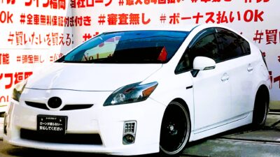 PRIUS　プリウスS【カスタム】🏎️車高調ローダウン🏎️アルパイン製HDDナビ🗾DVD📀フルセグTV内蔵📺お子様も喜ぶリアモニター装備😊音楽好きには嬉しいサブウーファーも装備🎵安心のバックカメラ付きで安全に駐車可能📷ハイブリッドで低燃費・ＪＣ０８モードで、30.4km/L👍福岡店専用HPでも在庫確認可能‼✨【carlifegroup.fukuoka.jp/】で検索🕵️‍♂️