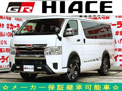 HIACE　ハイエースバン　DX　GLパッケージ仕様車＂GR＂　新車コンプリート・トヨタディーラーオプション多数装備🌈オフロードイメージのＴＲＤ製エアロタイプ＆２インチリフトＵＰ済み🚙🔥ＧＲロゴ入りのマッドフラップも細かなアクセント💎車内もブラックウッド調インパネ！！荷室はブラックボードへ変更済💎内外装ともに引き締まった1台🎉新品イクリプスナビ・新品ラバーフロアマット付🎉安全装備もプリクラッシュをはじめ多機能装備🚗人気ホイール マッドクロス・ウルフ１６インチAW＆新品モンスターホワイトレターＲＴタイヤ装着済🚗福岡店専用HPでも在庫確認可能‼✨【carlifegroup.fukuoka.jp/】で検索🕵️‍♂️