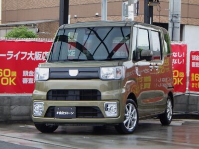 ウェイク　L　SA　Ⅲ　令和3年式の高年式🌟　日常用途はもちろんレジャー用途まで多用途に使える新ジャンルの軽自動車🚗　軽最大の室内空間「ウルトラスペース」で助手席までフラットに可能💺　ワンタッチオートの両側パワースライドドアや後席サンシェードなど装備も充実✨　車線逸脱警報やブレーキサポートなど安心な装備も搭載🙌　オシャレで人気の高いカーキ色です🍀　🌜大阪店専用HPも要チェック❗carlifegroup.jp で検索🕵️‍♂️　Instagram・Twitter・TikTokも随時更新中❗❗🌛　《1年保証付》