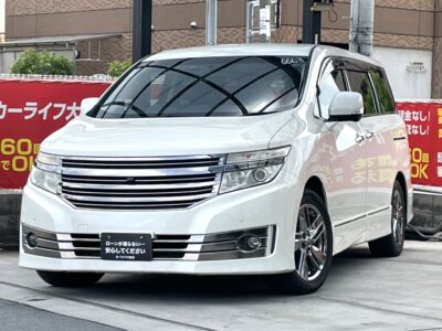 エルグランド　ライダー　パワーの3,500㏄💥　装備が豊富で豪華な1台✨　パワーバックドアや3列目自動格納で荷物の積み下ろしも楽々可能👏　後席はフリップダウンモニターやキャプテンシート＆オットマンでVIP空間🔱　本革シートに前席はパワー&シートヒーター搭載💺　アラウンドビューモニターで全方位が映るので駐停車も安心です😉　🌜大阪店専用HPも要チェック❗carlifegroup.jp で検索🕵️‍♂️　Instagram・Twitter・TikTokも随時更新中❗❗🌛《1年保証付》