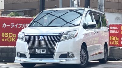 エスクァイア　ハイブリッド　Gi　～7人乗りtype～　ワンランク上の高級ミニバン👑　インパクトのあるフロントグリルやモデリスタエアロが存在感抜群✨　ナビはBluetoothオーディオも接続可能で後席フリップダウンモニターや天井スピーカーも搭載🎵　前席はシートヒーター搭載で寒い季節も快適🔥　ハイブリッドでカタログ燃費23.8km／L🍃　2列目シートはロングスライド可能で広い後席にできます💺　🌜大阪店専用HPも要チェック❗carlifegroup.jp で検索🕵️‍♂️　Instagram・Twitter・TikTokも随時更新中❗❗🌛《1年保証付》