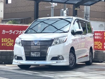 エスクァイア　ハイブリッド　Gi　～7人乗りtype～　ワンランク上の高級ミニバン👑　インパクトのあるフロントグリルやモデリスタのフロントリップが存在感抜群✨　ナビはBluetoothオーディオも接続可能で後席フリップダウンモニターや天井スピーカーも搭載🎵　前席はシートヒーター搭載で寒い季節も快適🔥　ハイブリッドでカタログ燃費23.8km／L🍃　2列目シートはロングスライド可能で広い後席にできます💺　🌜大阪店専用HPも要チェック❗carlifegroup.jp で検索🕵️‍♂️　Instagram・Twitter・TikTokも随時更新中❗❗🌛《1年保証付》
