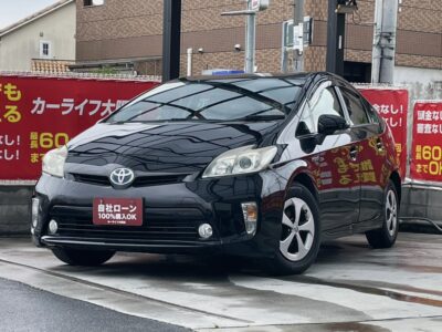 プリウス　S　月々2万円台～で30系プリウス後期型お乗りいただけます✨　カタログ燃費は驚異の30.4km/L⛽　純正ナビでTV・DVD視聴可能はもちろん、Bluetoothオーディオも接続可能です🎶　バックカメラ搭載で駐停車も安心🙌　🌜大阪店専用HPも要チェック❗carlifegroup.jp で検索🕵️‍♂️　Instagram・Twitter・TikTokも随時更新中❗❗🌛《1年保証付》