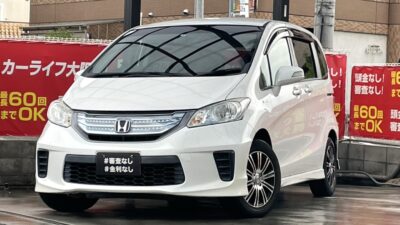 フリード　ハイブリッド　ジャストセレクション　6人乗りタイプのハイトコンパクトな5ナンバーワゴン🚗　月々の金額・ハイブリッドの燃費性能・1,500ccの排気量など、低コストに長けた1台です💰️　バックカメラ付きなので狭い場所での駐車も安心📸　クルーズコントロールで遠出の際でも楽々💨　両側パワースライドドアなのでファミリーカーとしても使い勝手抜群です✨️　🌜大阪店専用HPも要チェック❗carlifegroup.jp で検索🕵️‍♂️　Instagram・Twitter・TikTokも随時更新中❗❗🌛《1年保証付》