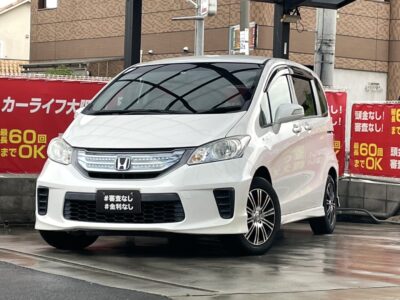 フリード　ハイブリッド　ジャストセレクション　6人乗りタイプのハイトコンパクトな5ナンバーワゴン🚗　月々の金額・ハイブリッドの燃費性能・1,500ccの排気量など、低コストに長けた1台です💰️　バックカメラ付きなので狭い場所での駐車も安心📸　クルーズコントロールで遠出の際でも楽々💨　両側パワースライドドアなのでファミリーカーとしても使い勝手抜群です✨️　🌜大阪店専用HPも要チェック❗carlifegroup.jp で検索🕵️‍♂️　Instagram・Twitter・TikTokも随時更新中❗❗🌛《1年保証付》
